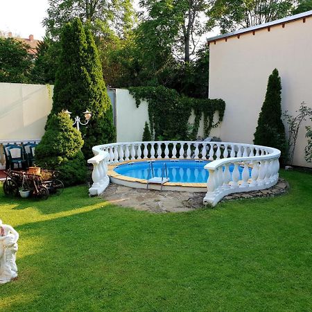 Ádám Apartmanház Szeged Exterior foto
